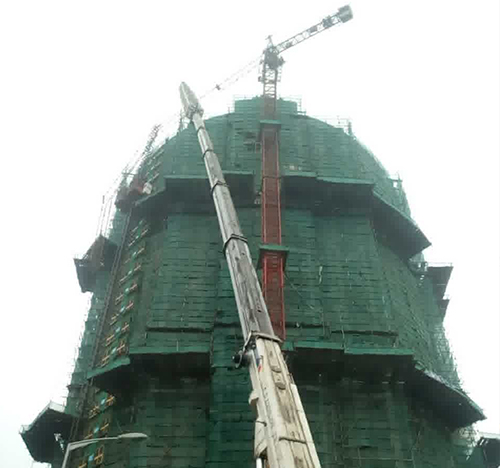 谢通门吊车在工地上作业